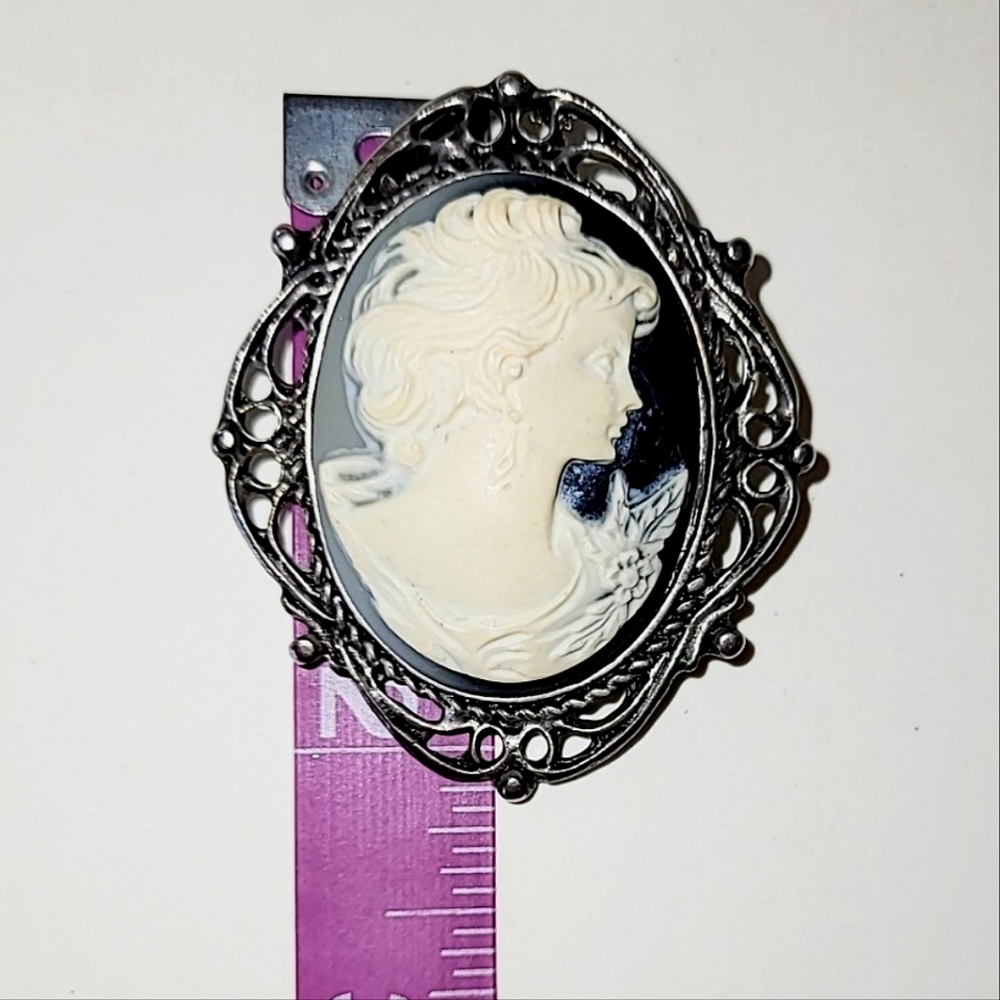 VINTAGE CAMEO BROOCH - BLACK & IVORY RESIN - LARGE OVER 2" HIGH - Picture 5 of 7